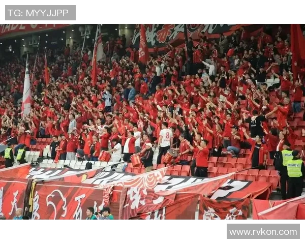 恒大与香港东方的球迷激情对决展现足球魅力与团结精神